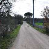 ...al km 9 si gira su una piccola stradina non asfaltata sulla destra, che tra campi e muretti a secco (e senza indicazioni) ci porta direttamente al lago